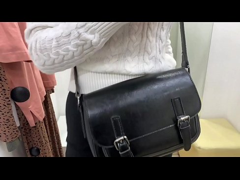 ❤️ Ëffentlech Masturbatioun vu jonke Bitch FeralBerry mat engem Dildo am Fittingsraum ❤️❌ Sexvideo bei eis lb.liporno.ru ❌❤